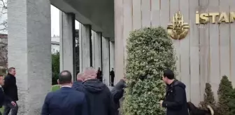 İBB'nin önünde benzin dökerek kendisini yakmak isteyen seyyar satıcı etkisiz hale getirildi