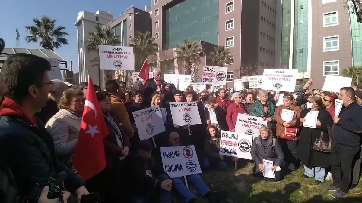 İzmirli Depremzedeler, Emsal Artışı Kararıyla İlgili "Kamu Yararı Yok" Raporu Veren Bilirkişi Heyetini Protesto Etti