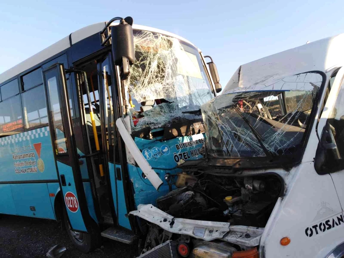 Kahramanmaraş\'ta halk otobüsü ile minibüs çarpıştı: 1 ölü, 4 yaralı