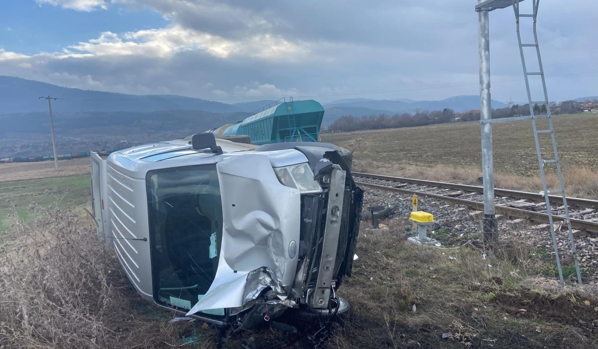 Karabük\'te yük treninin çarptığı hafif ticari araçtaki 2 kişi yaralandı