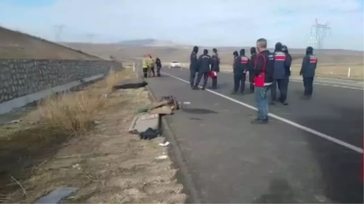 KIRIKKALE - Su kanalına devrilen otomobildeki 1 kişi öldü, 3 kişi yaralandı