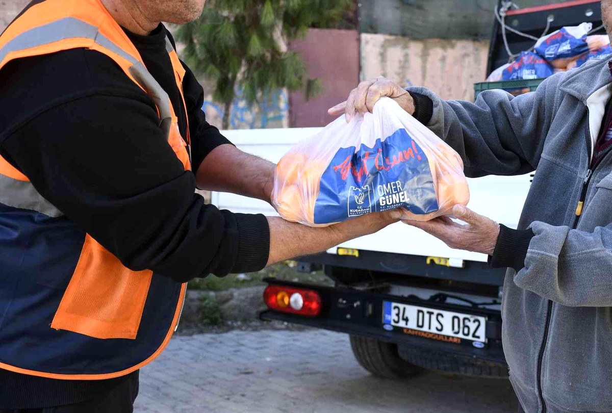 Kuşadası Belediyesi 1 haftada 5 ton mandalinayı ihtiyaç sahiplerine ulaştırdı