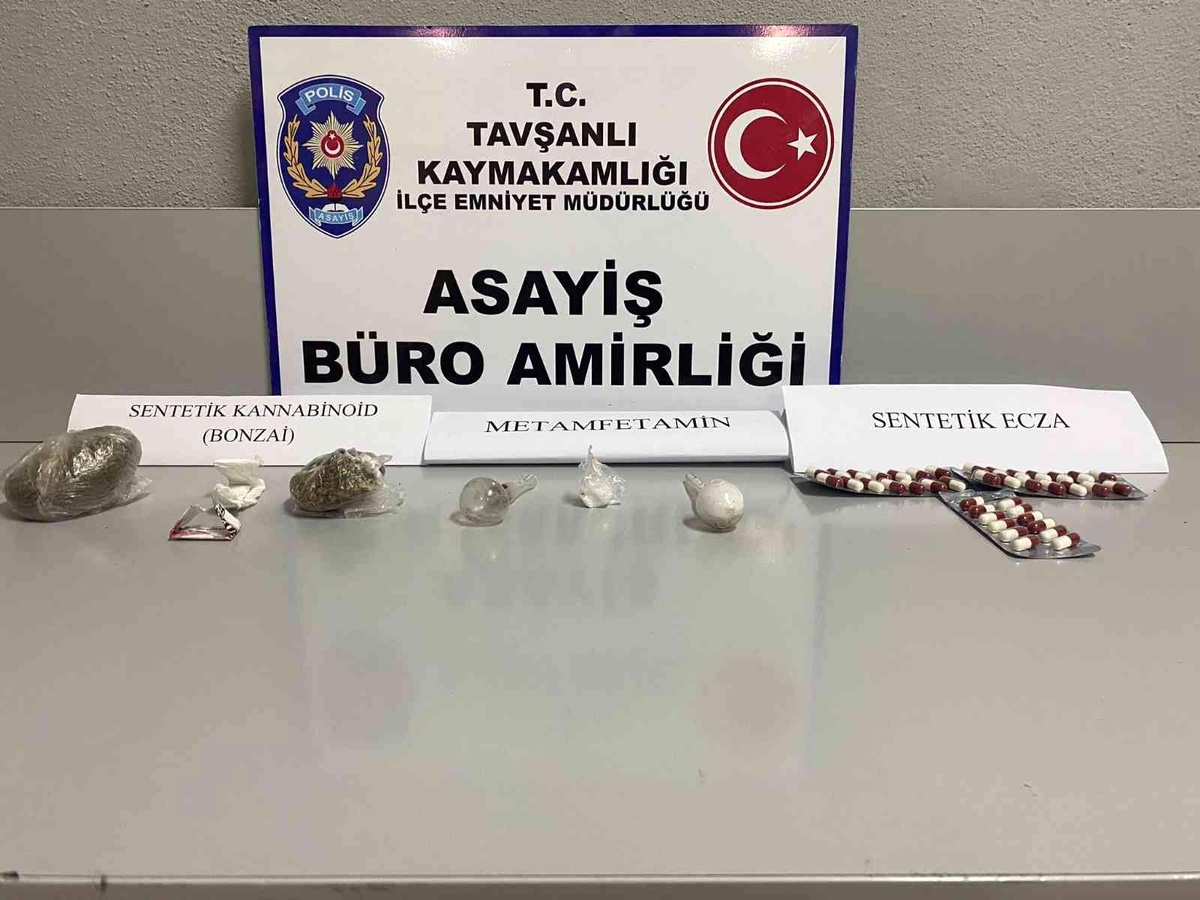 Kütahya\'da "Dur" ihtarına uymayarak kaçan araçta uyuşturucu bulundu