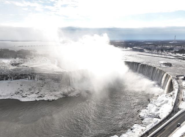 Kutup soğuklarından, dünyanın en büyük şelalesi Niagara da nasibini aldı! Yarısı dondu Kutup soğuklarından, dünyanın en büyük şelalesi Niagara da nasibini aldı! Yarısı dondu
