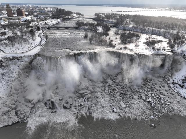 Kutup soğuklarından, dünyanın en büyük şelalesi Niagara da nasibini aldı! Yarısı dondu Kutup soğuklarından, dünyanın en büyük şelalesi Niagara da nasibini aldı! Yarısı dondu