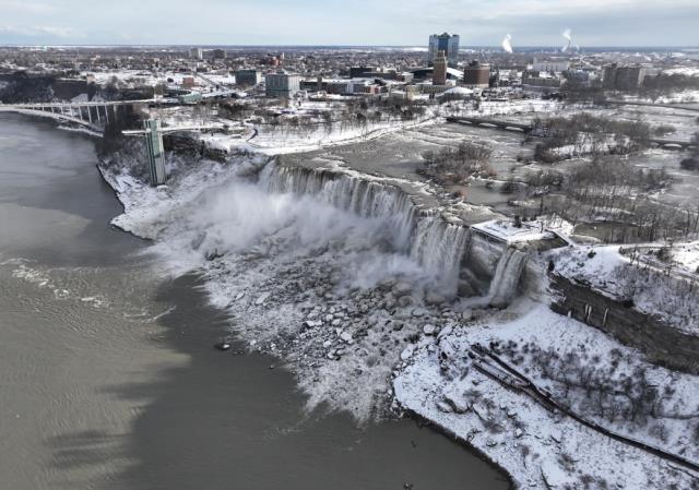 Kutup soğuklarından, dünyanın en büyük şelalesi Niagara da nasibini aldı! Yarısı dondu Kutup soğuklarından, dünyanın en büyük şelalesi Niagara da nasibini aldı! Yarısı dondu