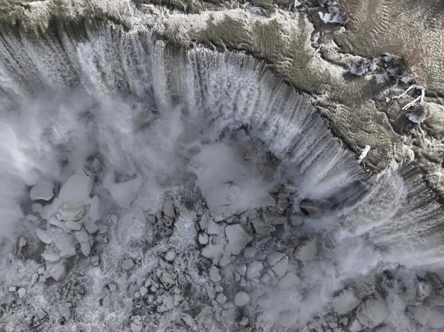 Kutup soğuklarından, dünyanın en büyük şelalesi Niagara da nasibini aldı! Yarısı dondu Kutup soğuklarından, dünyanın en büyük şelalesi Niagara da nasibini aldı! Yarısı dondu