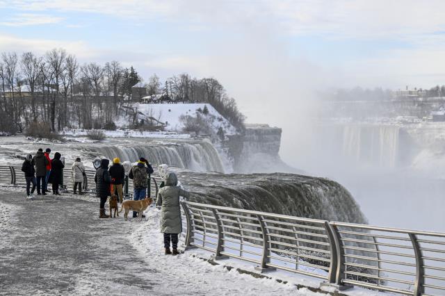 Kutup soğuklarından, dünyanın en büyük şelalesi Niagara da nasibini aldı! Yarısı dondu Kutup soğuklarından, dünyanın en büyük şelalesi Niagara da nasibini aldı! Yarısı dondu