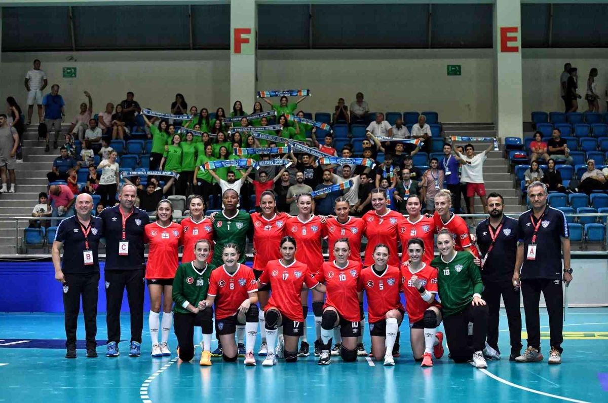 Mavi Kelebekler\'in hedefi iki kulvarda da şampiyonluk