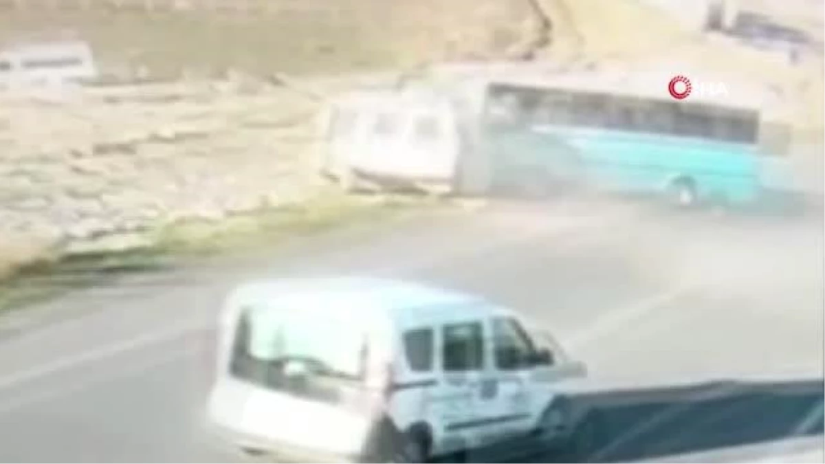 Minibüs ile halk otobüsünün çarpıştığı feci kaza kamerada