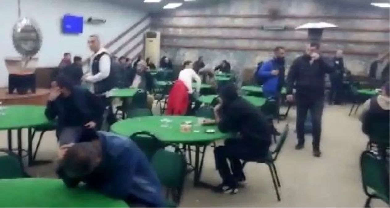 Mühürlenmiş kıraathanelerde kumar oynarken yakalandılar