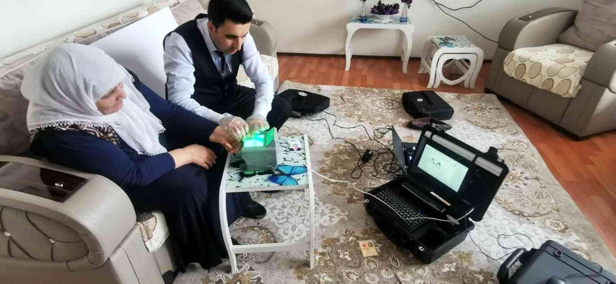 Muradiye\'de "evlerde kimlik hizmeti" devam ediyor