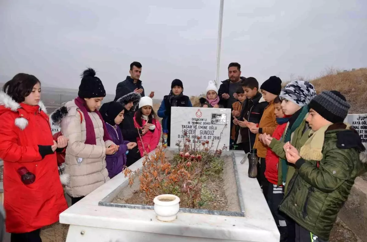 Öğrencilerden 15 Temmuz şehidi Gündüz\'ün mezarına ziyaret