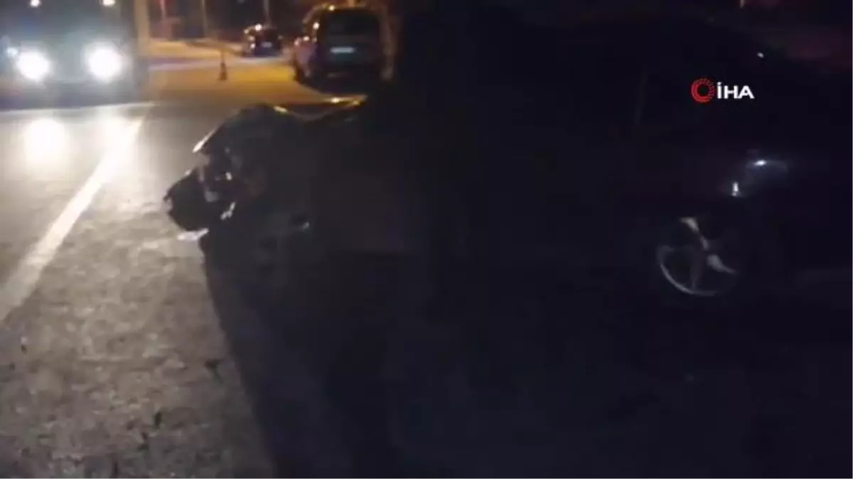 Otomobil sürücüsü önce direğe sonra park halindeki kamyonete çarptı: 1 yaralı