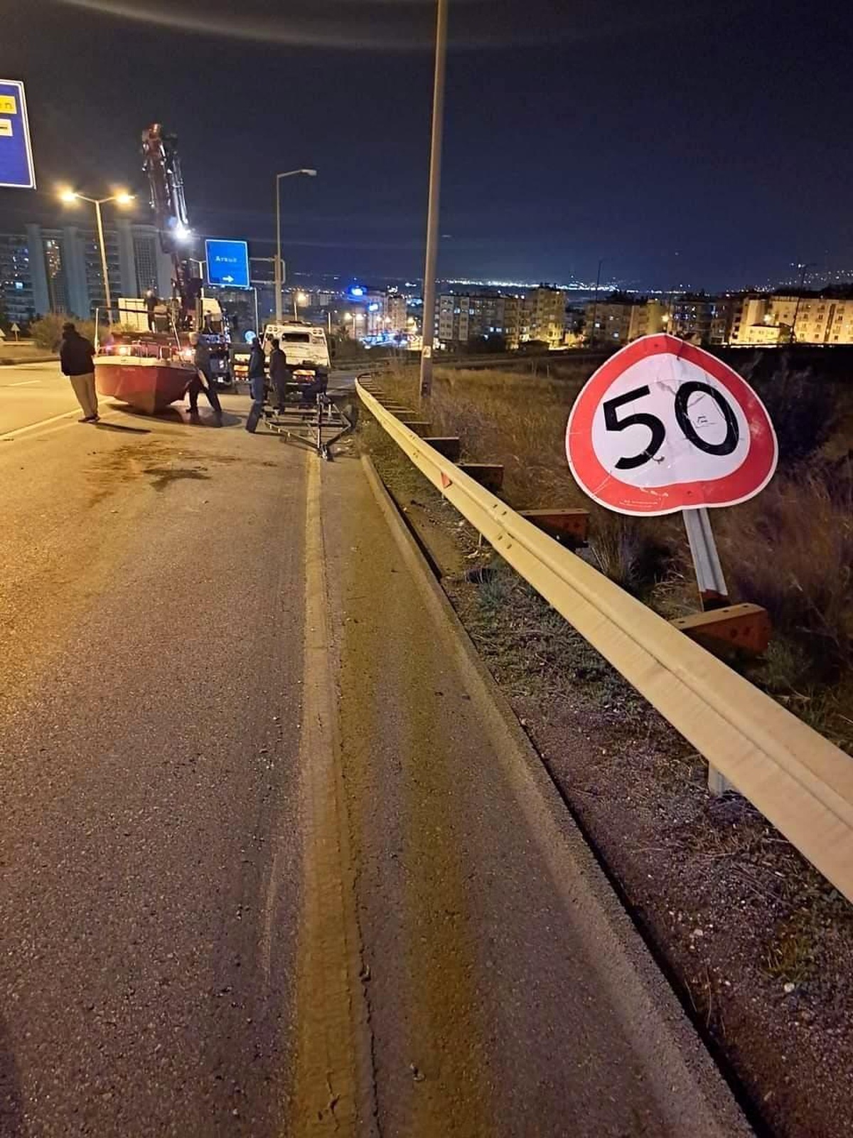 Otomobilin çektiği balıkçı teknesi karayoluna düştü