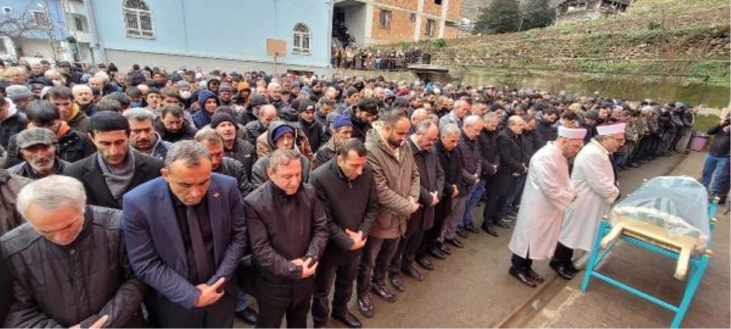 Paris\'te öldürülen üniversiteli Akın\'ın cenazesi Trabzon\'da (2)