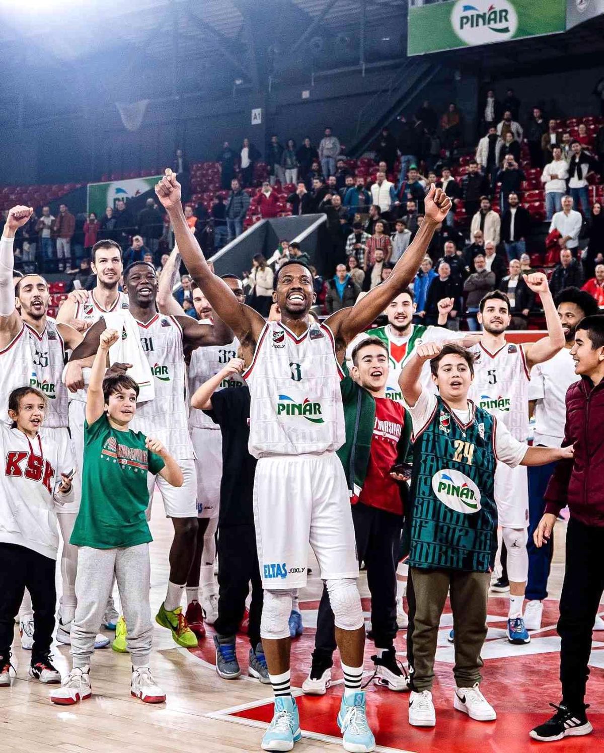 Pınar Karşıyaka, zirveye oynuyor