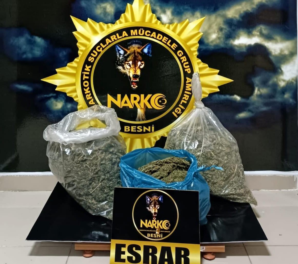 Polisten kaçan şüpheli araçtan 5 kilogram esrar çıktı