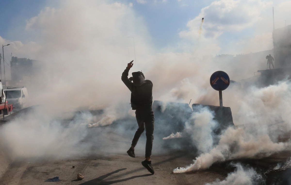 Ramallah\'ta Göz Yaşartıcı Gaz Bombasını Geri Atan Filistinli Gösterici