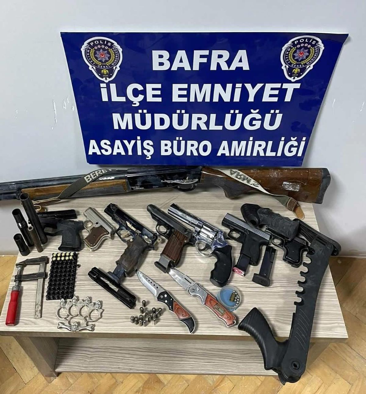 Samsun\'da evlerinde silah ele geçen 2 kişi tutuklandı