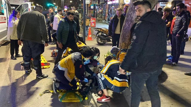 Savrulan motosiklet 30 metre sürüklendi, 2 kişi ağır yaralandı... O anlar kamerada Savrulan motosiklet 30 metre sürüklendi, 2 kişi ağır yaralandı... O anlar kamerada