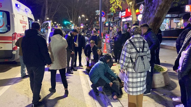 Savrulan motosiklet 30 metre sürüklendi, 2 kişi ağır yaralandı... O anlar kamerada Savrulan motosiklet 30 metre sürüklendi, 2 kişi ağır yaralandı... O anlar kamerada