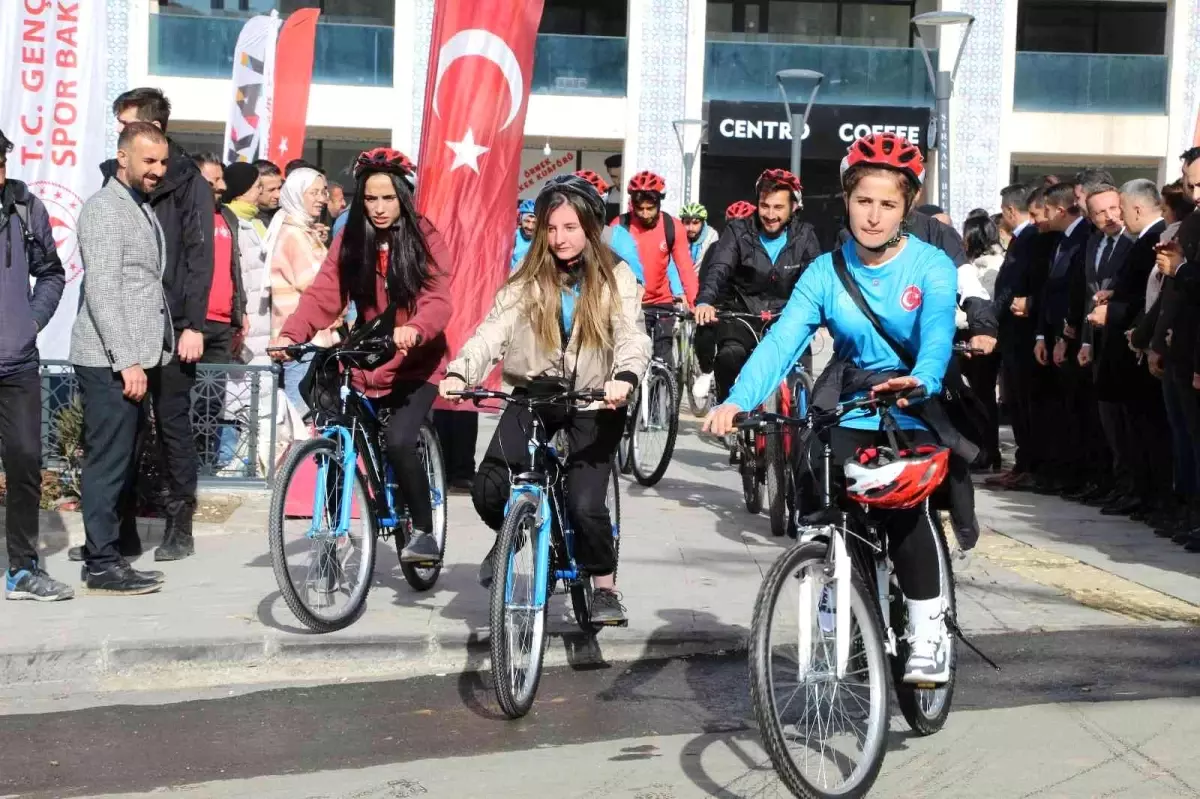 Şırnak\'ta 50 bisikletçi 45 kilometre pedal çevirdi