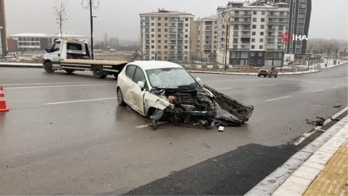 Sivas\'ta 3 araç birbirine girdi: 1\'i polis 4 kişi yaralandı