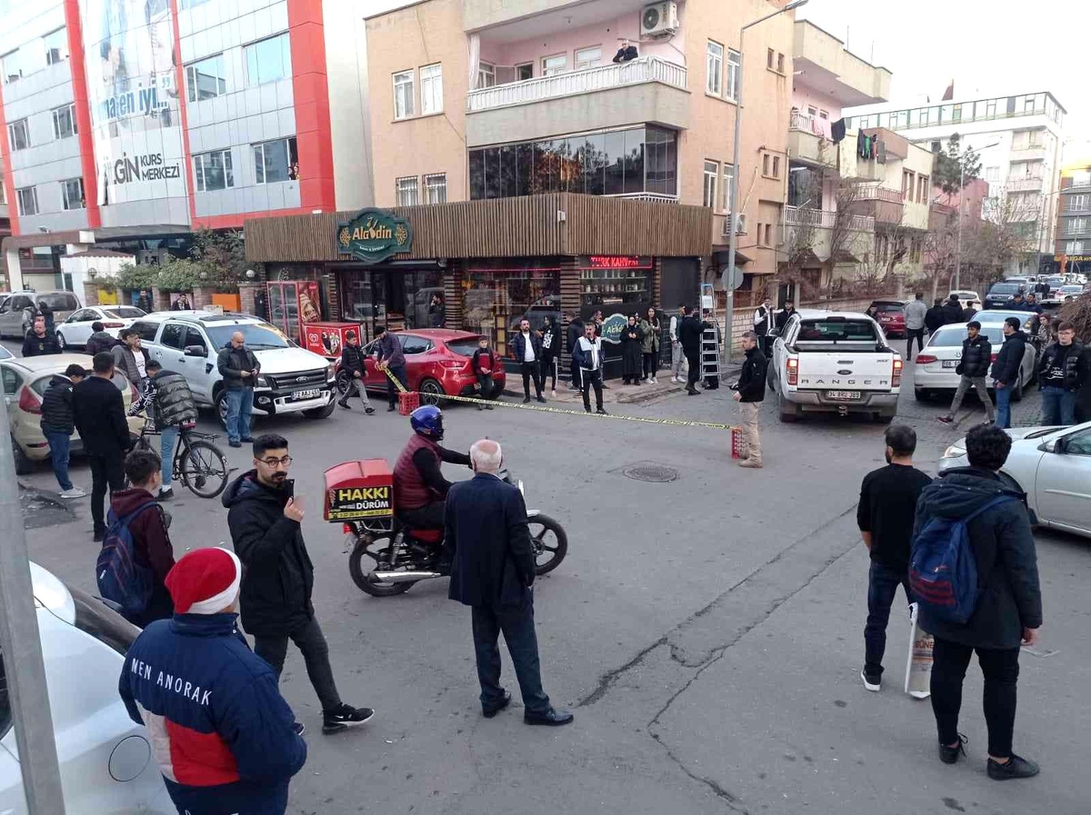 Tartışma silahlı kavgaya dönüştü, kalabalığa rağmen rastgele ateş açtı