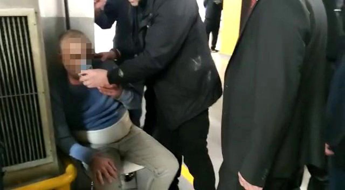 Tezgahı elinden alınan simitçi, İBB binası önünde kendini yakmaya çalıştı