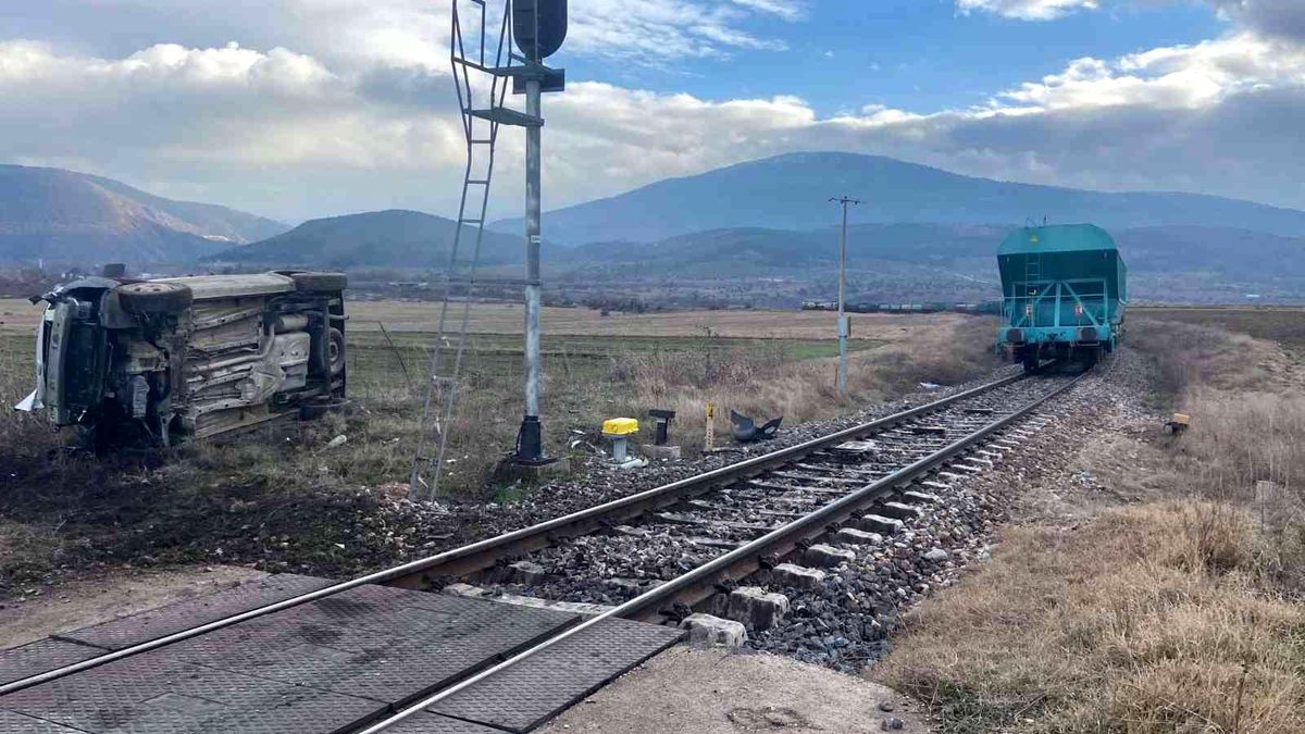 Tren hafif ticari araca çarptı: 1 yaralı