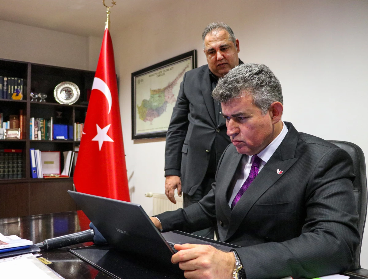 Türkiye\'nin Lefkoşa Büyükelçisi Feyzioğlu, AA\'nın "Yılın Fotoğrafları" oylamasına katıldı