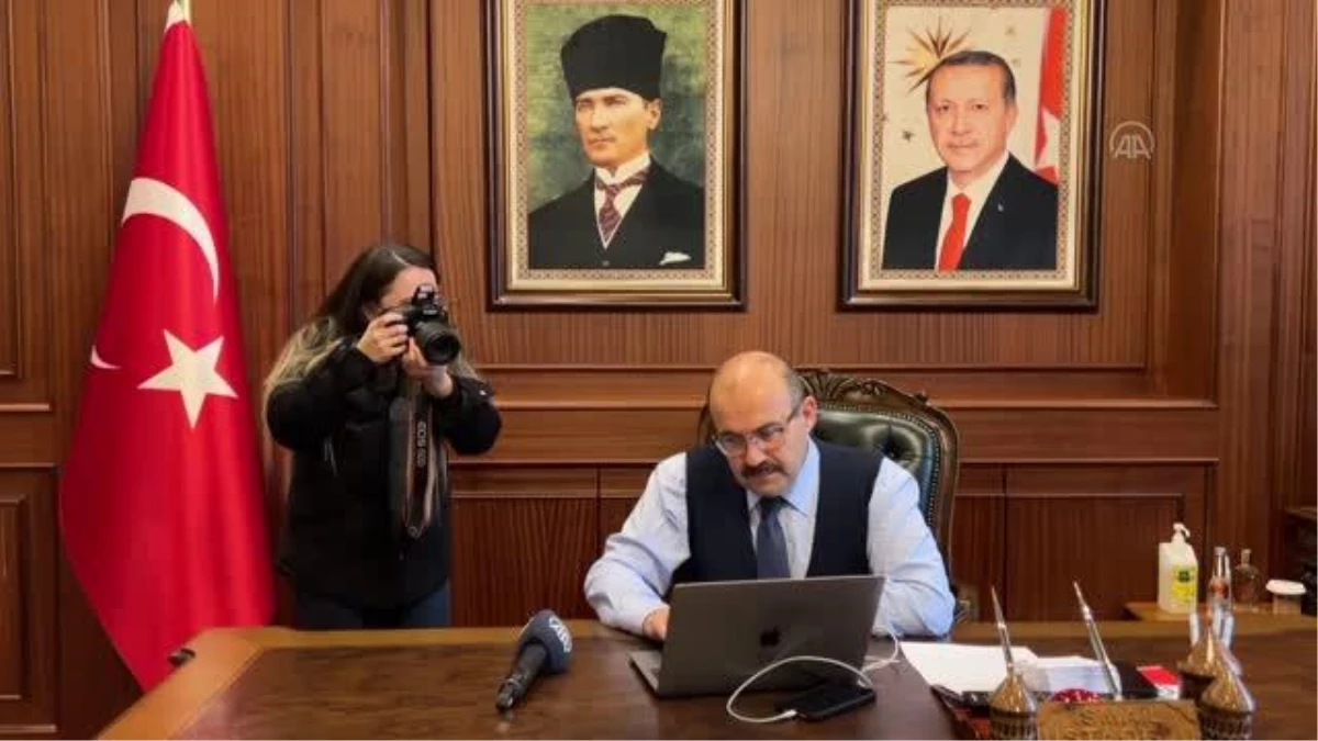 Vali Ustaoğlu, AA\'nın "Yılın Fotoğrafları" oylamasına katıldı