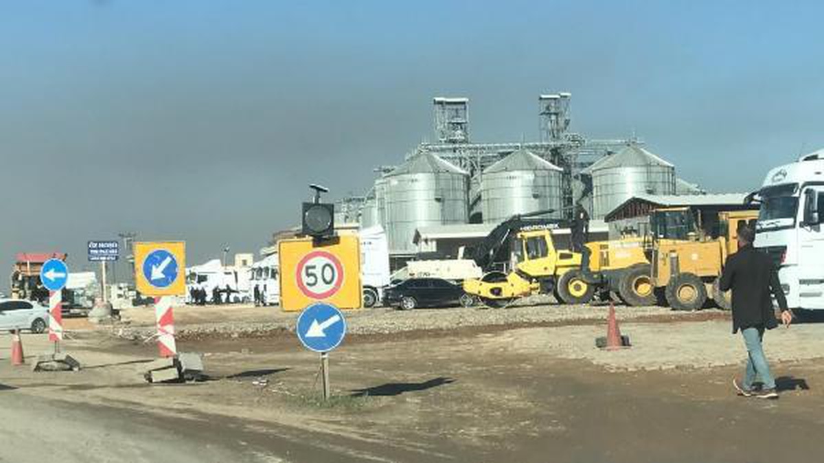 Yol yapım işçisi, iş makinesinin altında kalıp öldü