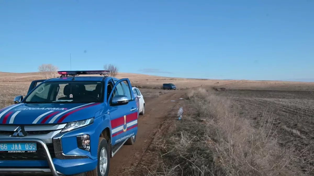 Yozgat\'ta Kayıp Olduğu Bildirilen 2 Kişi, Tali Yolda Kamyonet İçinde Ölü Bulundu