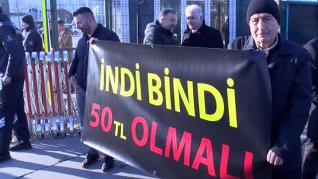 Zammı beğenmeyen taksiciler, istedikleri rakamı pankarta yazıp Yenikapı meydana gitti Zammı beğenmeyen taksiciler, istedikleri rakamı pankarta yazıp Yenikapı meydana gitti