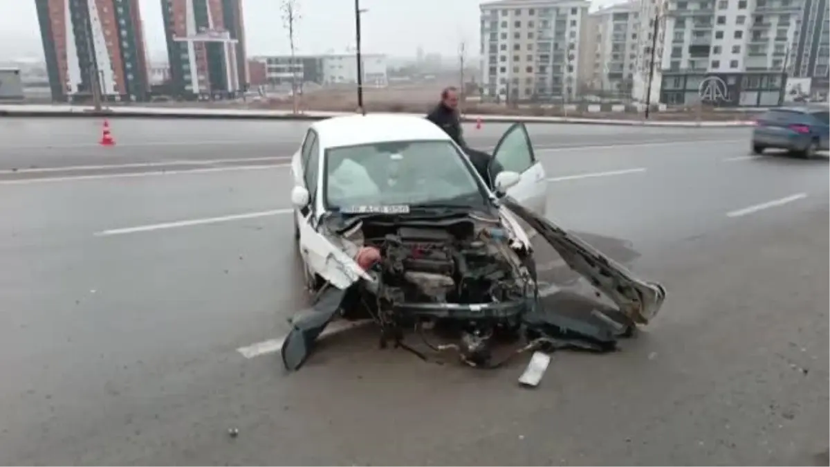 Zincirleme trafik kazasında biri polis 4 kişi yaralandı