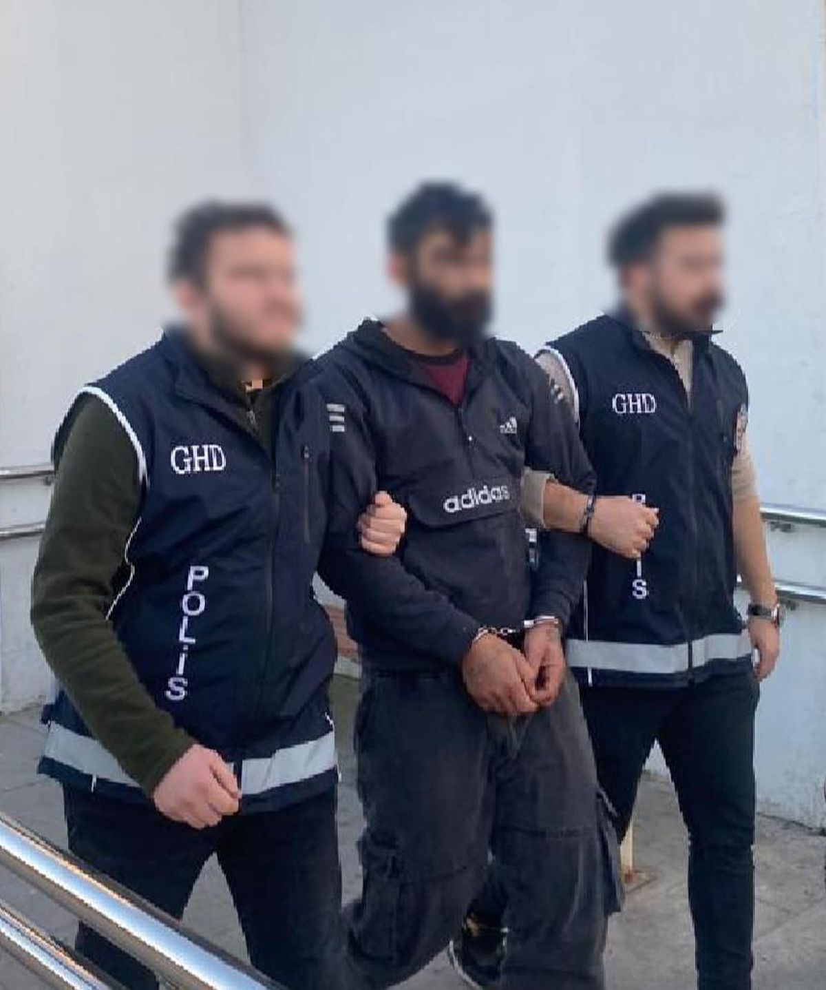 Adana\'da göçmen kaçakçılığı operasyonunda yakalanan zanlı tutuklandı