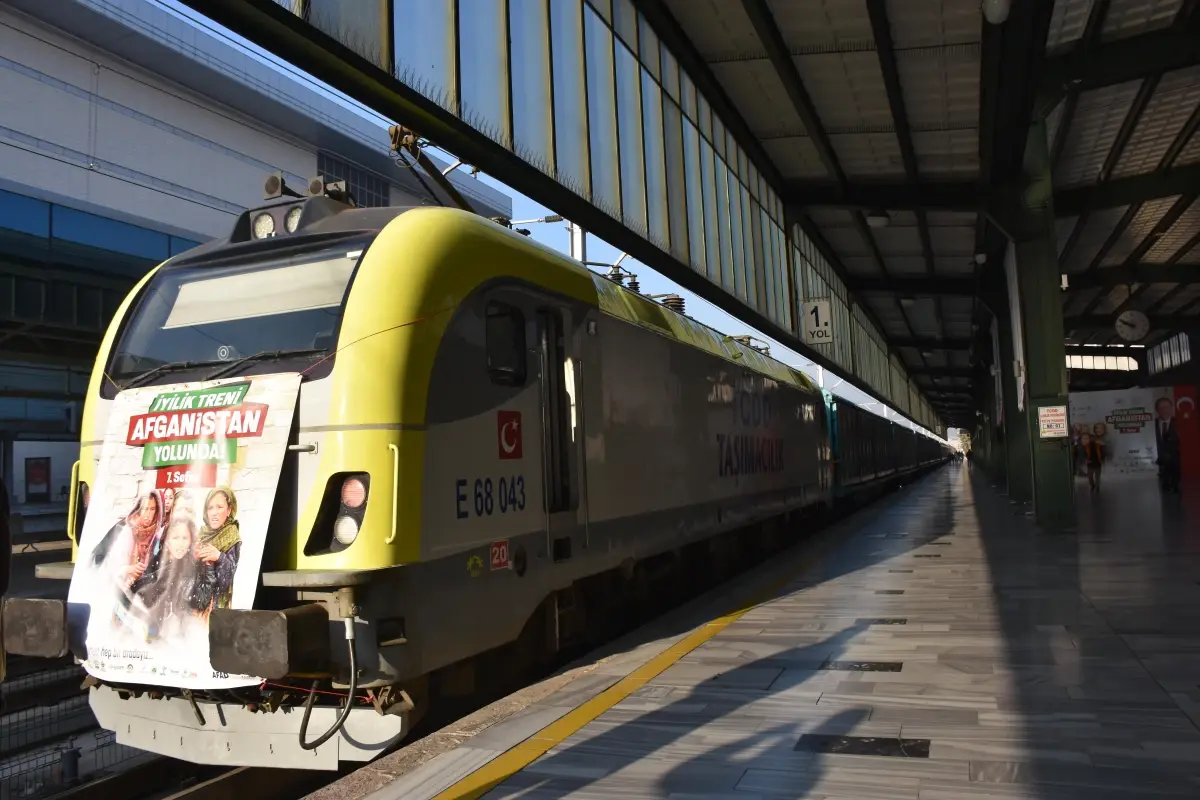 Afganistan'a yardım malzemesi taşıyan 'İyilik Treni'nin yedincisi törenle uğurlandı