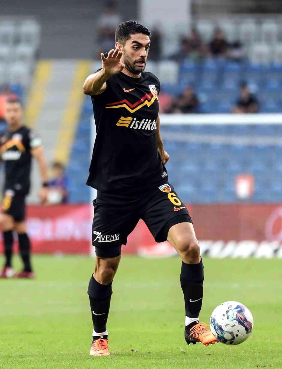Ali Karimi ligdeki ilk golünü attı