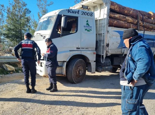 Araçtan inerken bayılan kamyon sürücüsü başını çelik bariyere çarparak öldü