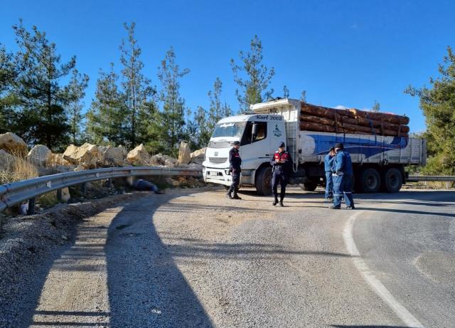 Araçtan inerken bayılan kamyon sürücüsü başını çelik bariyere çarparak öldü
