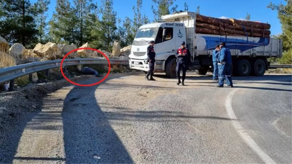 Aracından inerken bayılan kamyon sürücüsü, başını çelik bariyere çarparak hayatını kaybetti