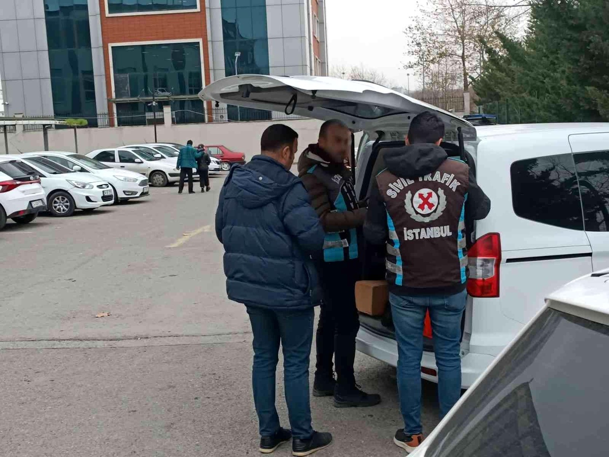 Ataşehir\'de kucağında çocukla minibüs kullanan sürücüye ceza