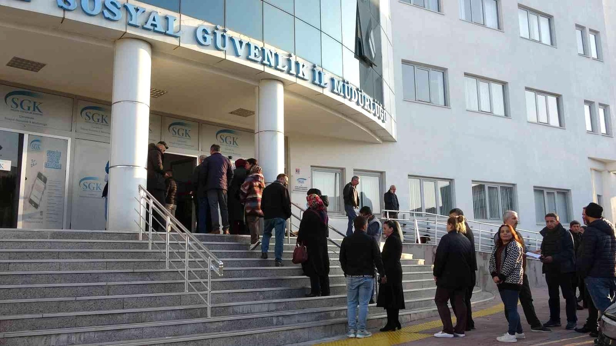 Çanakkale\'de SGK önünde EYT kuyruğu oluştu