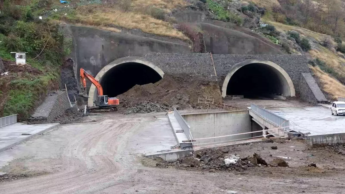 Çukurçayır-1 Tüneli çıkışındaki yol şekillenmeye başladı