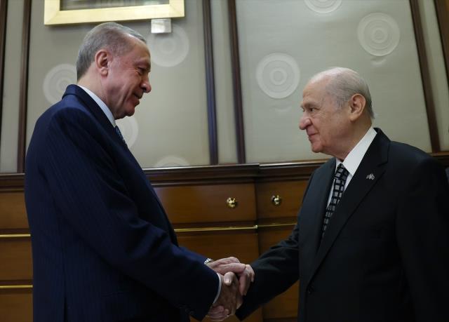Cumhurbaşkanı Erdoğan'dan Bahçeli'ye doğum günü sürprizi! Kestikleri pastanın üzerindeki motif dikkat çekti Cumhurbaşkanı Erdoğan'dan Bahçeli'ye doğum günü sürprizi! Kestikleri pastanın üzerindeki motif dikkat çekti