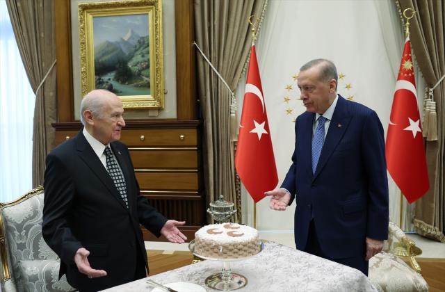 Cumhurbaşkanı Erdoğan'dan Bahçeli'ye doğum günü sürprizi! Kestikleri pastanın üzerindeki motif dikkat çekti Cumhurbaşkanı Erdoğan'dan Bahçeli'ye doğum günü sürprizi! Kestikleri pastanın üzerindeki motif dikkat çekti