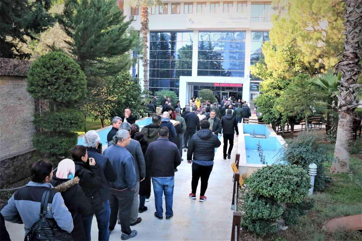 Cumhurbaşkanı Erdoğan\'ın müjdesinin ardından vatandaşlar gözlerini SGK önünde açtı