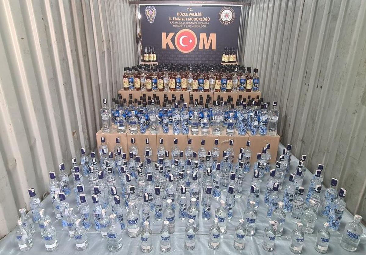 Düzce\'de 1639 şişe sahte içki ele geçirildi